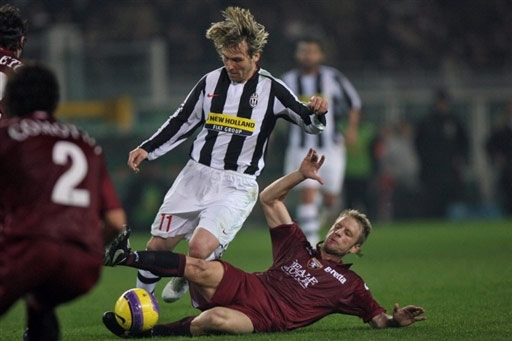  都灵德比爆发冲突，布雷默染红下场  