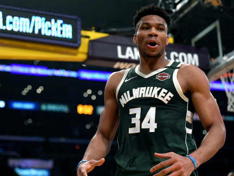  尼斯中场大师达成三百场里程碑 获定制纪念球衣  