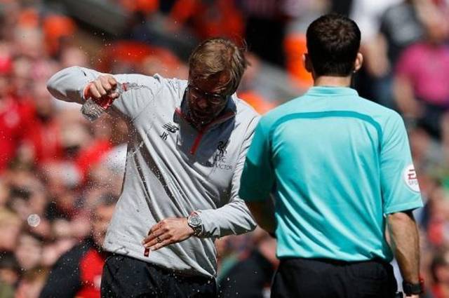  利物浦门将乌龙送礼，克洛普场边暴怒摔水瓶  